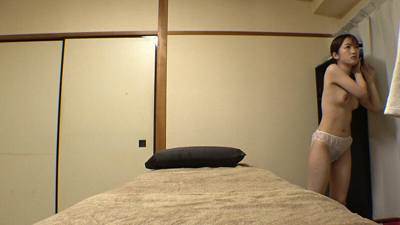 媚薬オイルマッサージ 痴●盗撮＆中出し素人娘VOL.68 超強力媚薬を配合したマッサージオイルを施術中に知らずに塗りこまれたオンナは、身体の火照りに驚き、チ〇ポを欲しがる自分に戸惑い、垂れ出したマン汁に恥ずかしがりながらも生ハメ中出しまで欲してしまう！│斉藤月乃・葉月まゆ・皐月ゆら│ハイビジョン│h_1342nsm00068