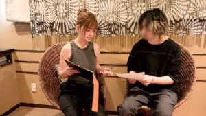 旦那の真横で盗撮！！人妻NTRエステ│大浦真奈美・黒木れいな・美波汐里│4時間以上作品│h_1711docd00045